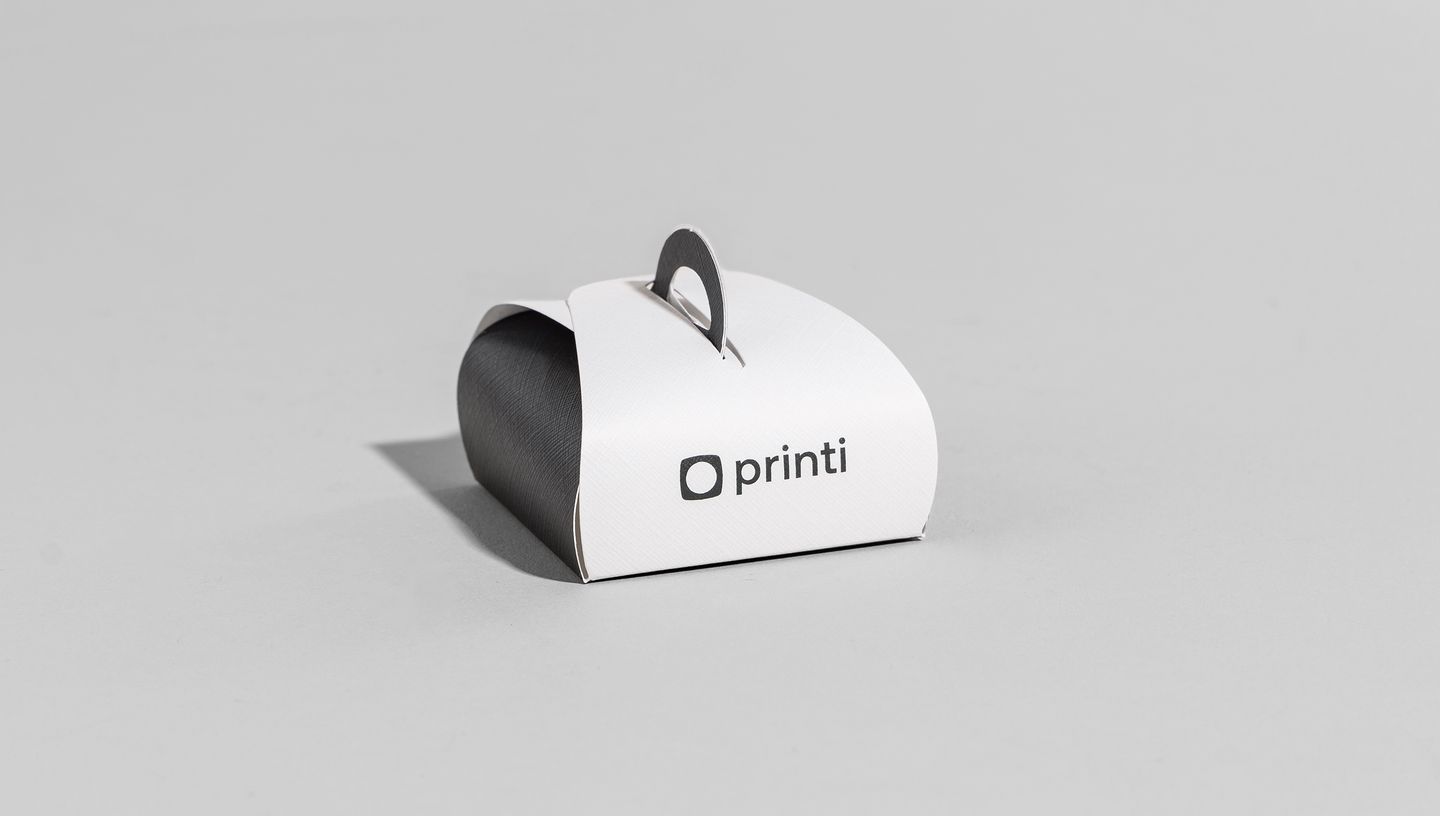 Caixinha para bem casado personalizada nas cores branco e preto.