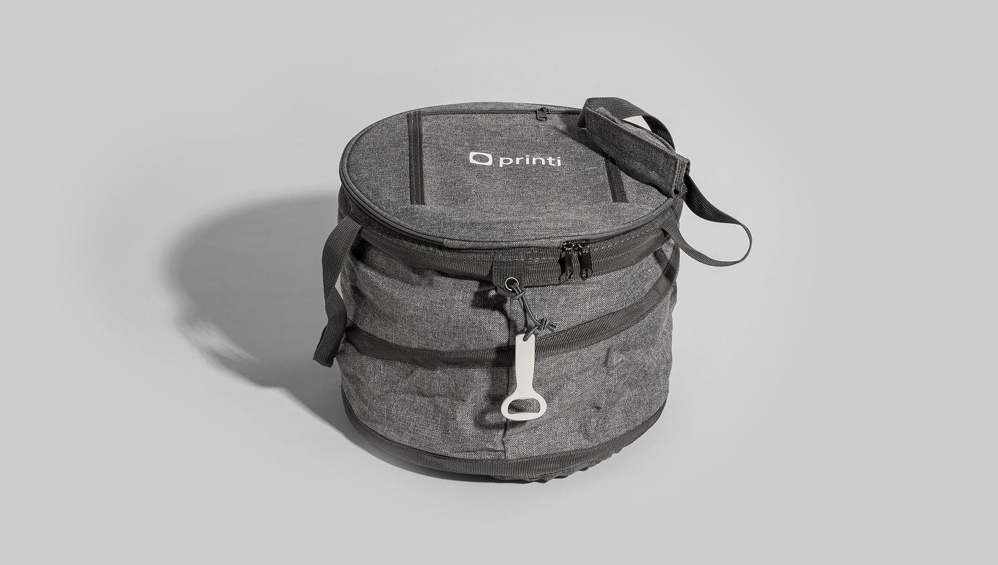 Bolsa térmica flexível redonda na cor cinza mescla, com alça de ombro ajustável e abridor de garrafa branco acoplado.