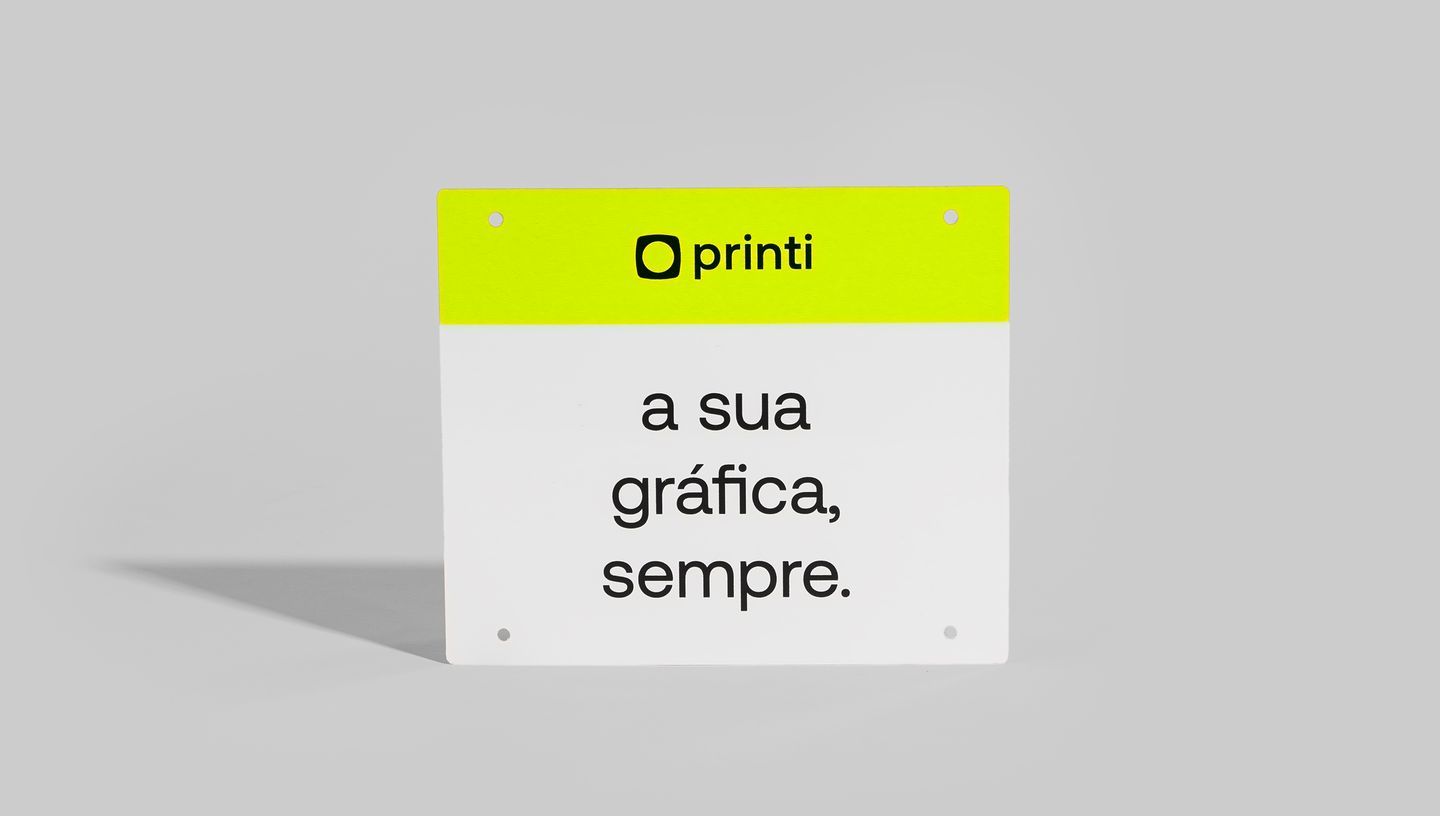 Cobre placa personalizado para motocicleta nas cores branco e verde com logo e slogam da Printi.