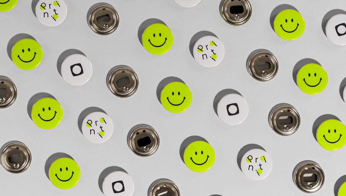 Diversos Bottons abridores personalizados na cor verde.