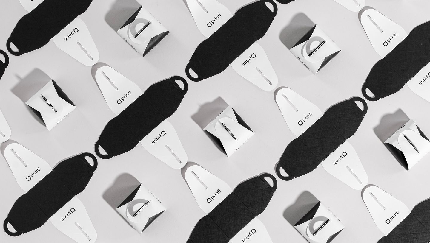 Caixinhas para bem casado desmontadas nas cores branco e preto.