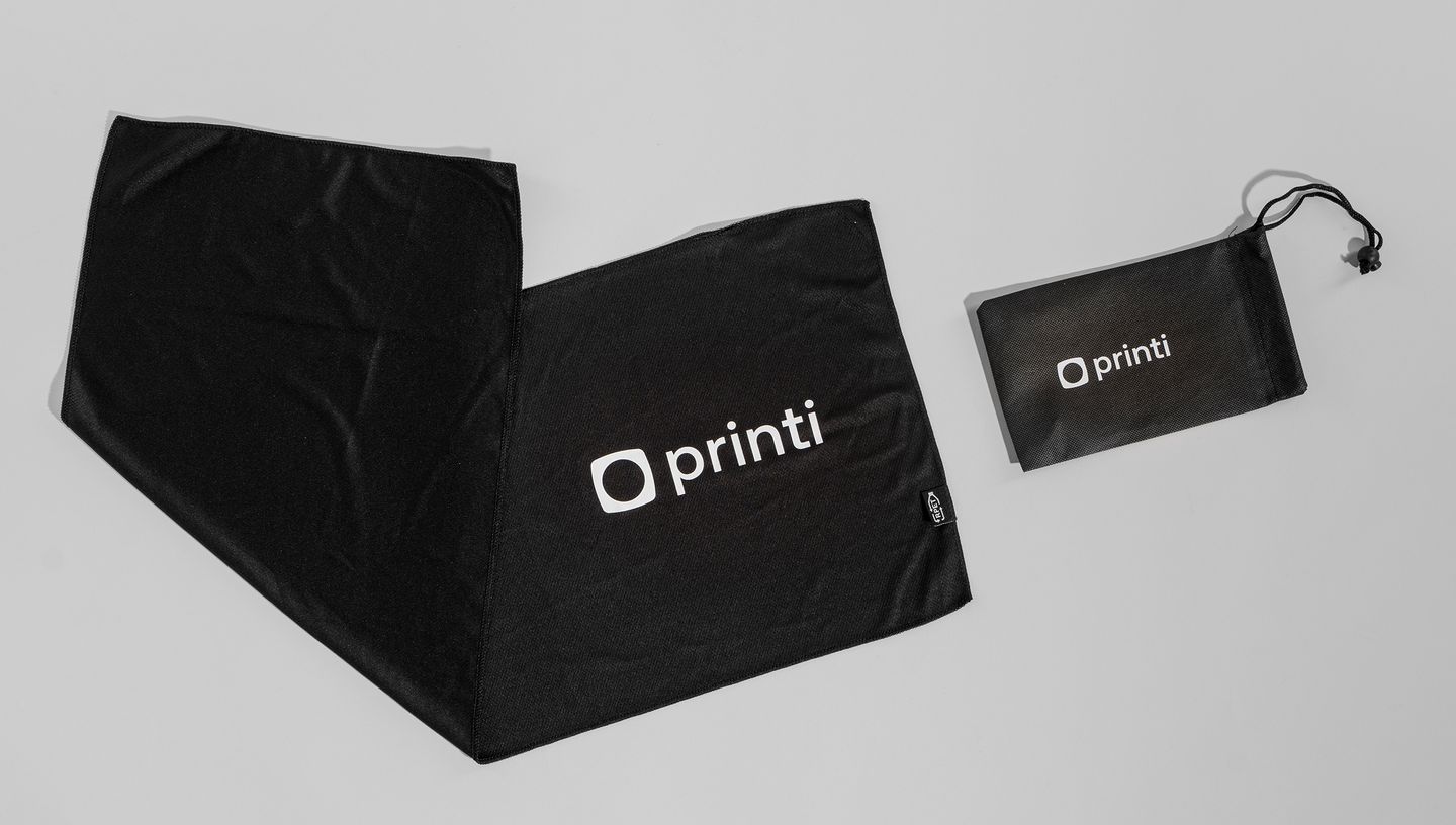 Toalha esportiva em PET com bolsa, ambas na cor preta com logo da Printi.