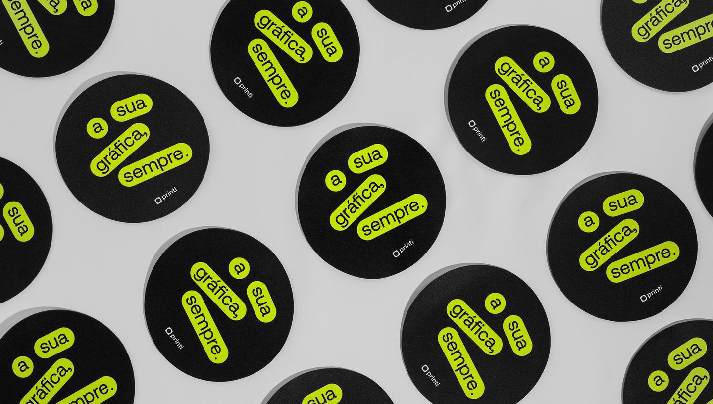 Mouse pad redondo personalizado com slogan da Printi na cor preto e verde.