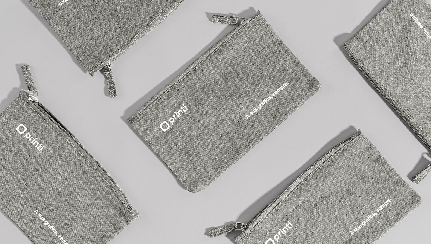 Necessaire personalizada Millie na cor cinza com zíper e logo da Printi.