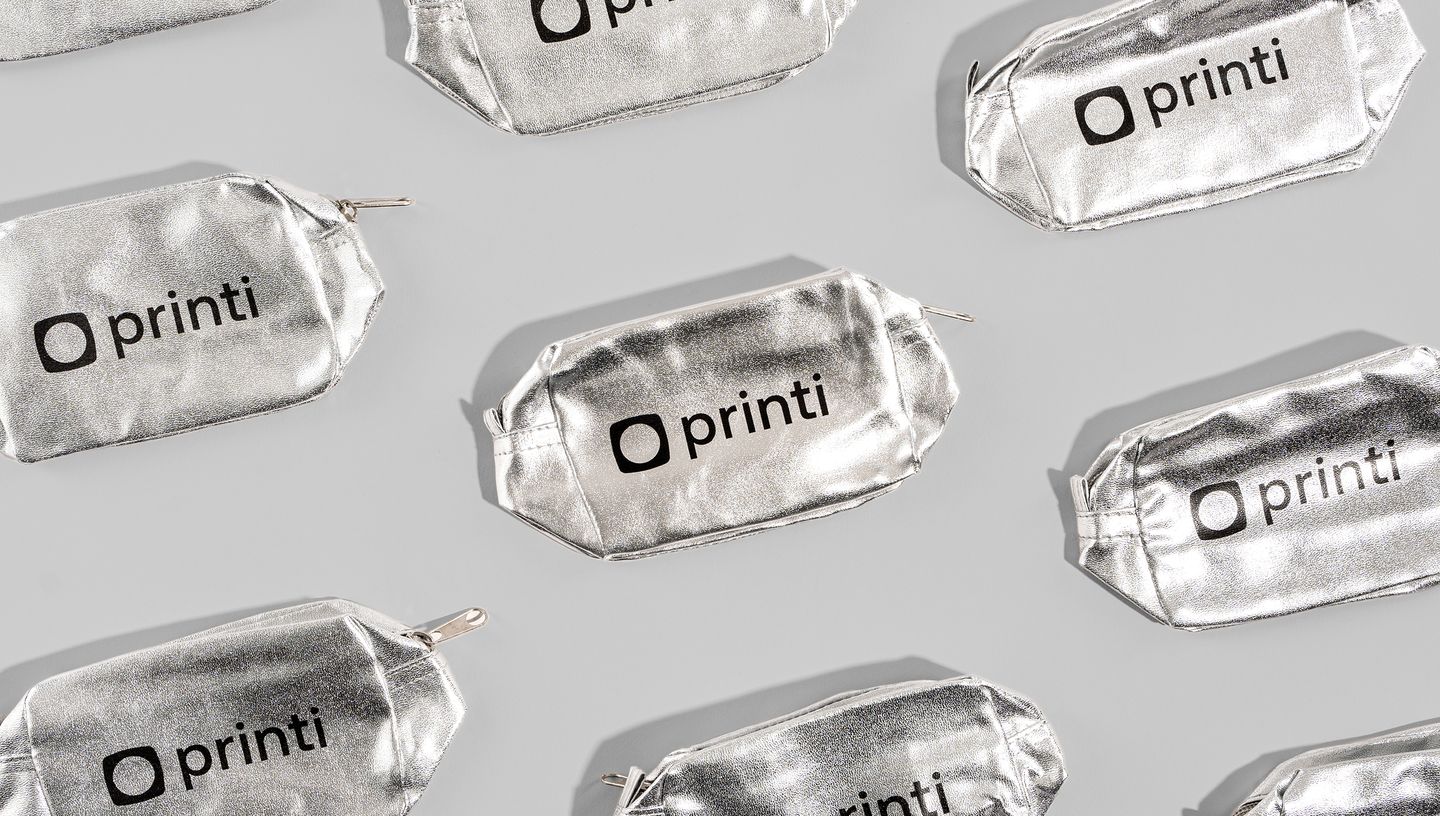 Necessaire personalizada Loren prateada com logomarca da Printi estampada.