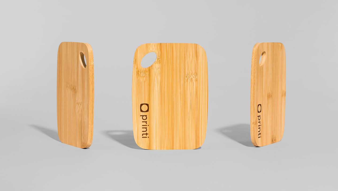 3 tábuas de bambu ecológica com logo da Printi, fotografadas em diferentes ângulos