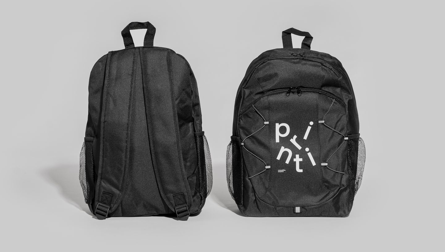 Mochila básica preta, frente e costa.
