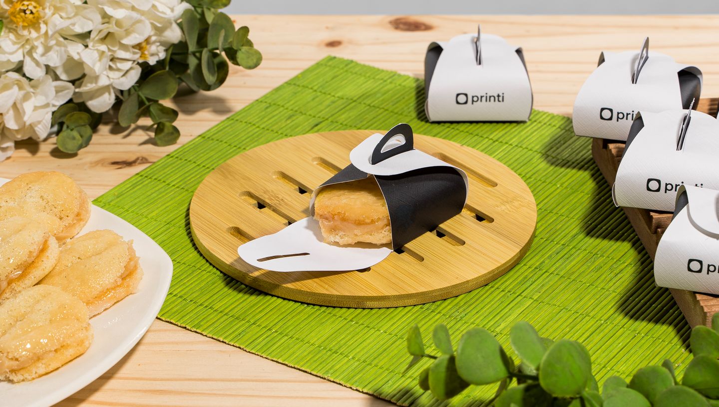 Mesa com várias caixinhas para bem casado personalizadas nas cores branco e preto.