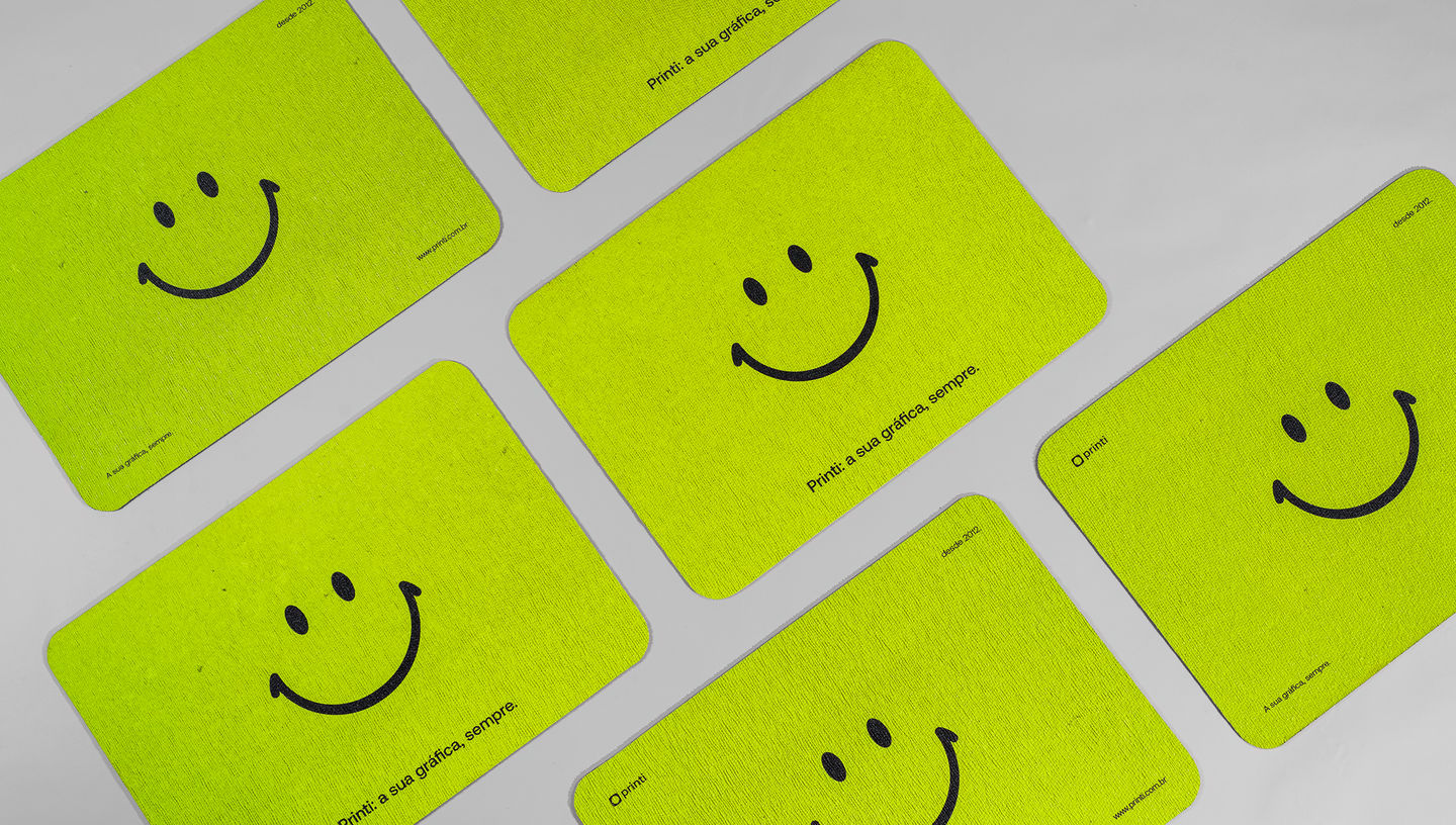 Várias unidades de Capachos personalizados na cor verde com slogam da Printi e Smile.