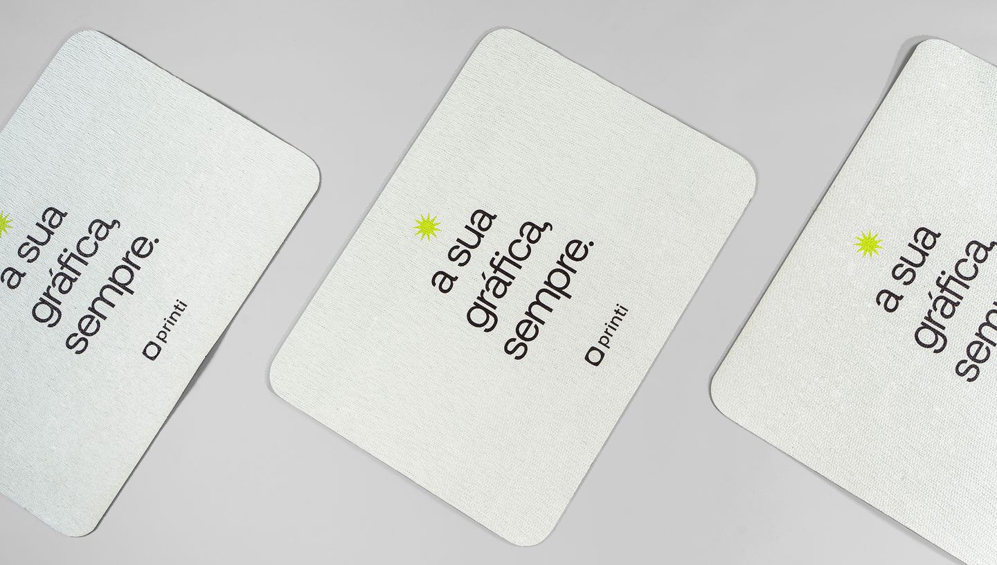 3 Tapetes personalizados da Printi com frase institucional, fotografados em diferentes ângulos