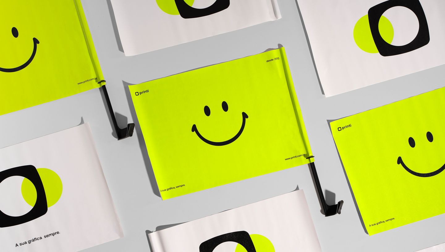 Bandeiras para carro personalizadas com estampa de smile em verde neon e logotipo da Printi
