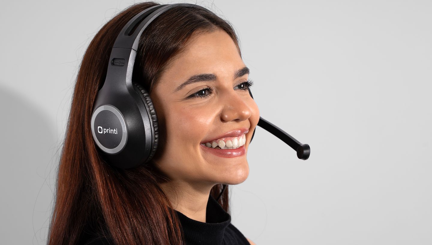Mulher usando fone de ouvido ajustável com logo da Printi
