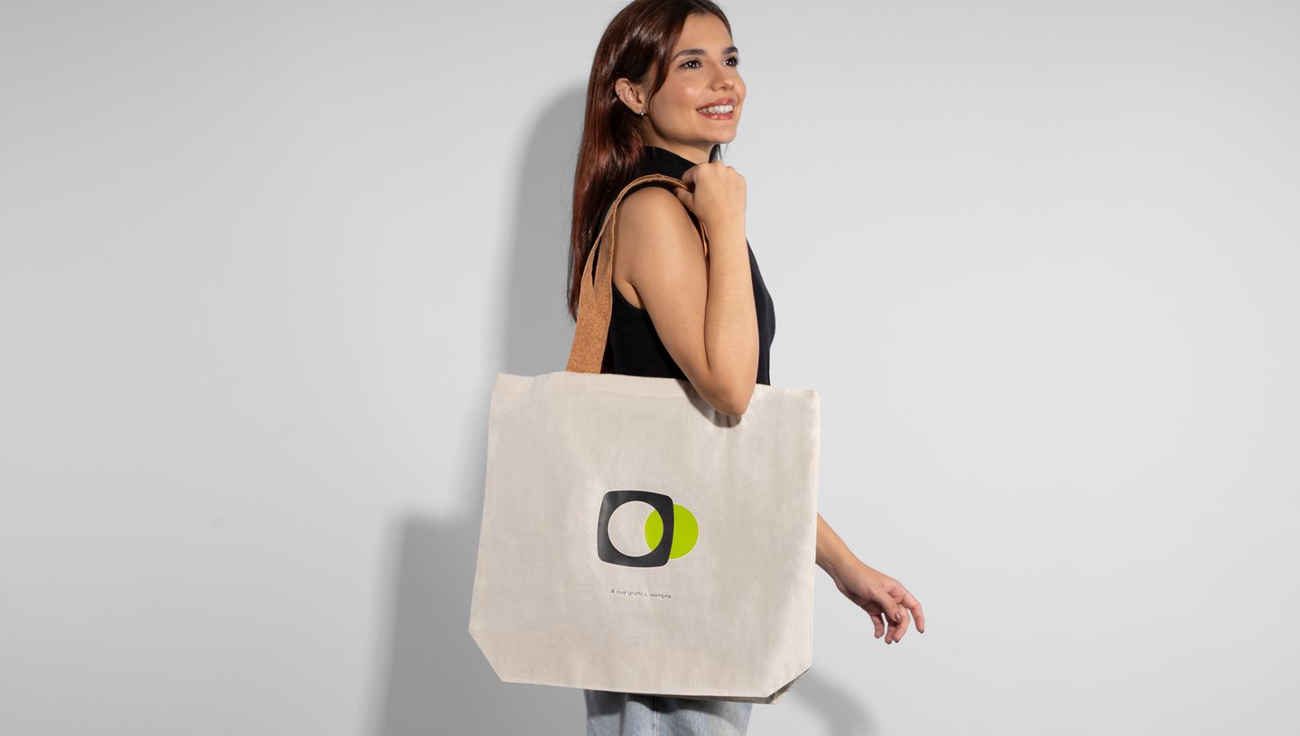 Mulher com Ecobag de algodão com alça cortiça no ombro