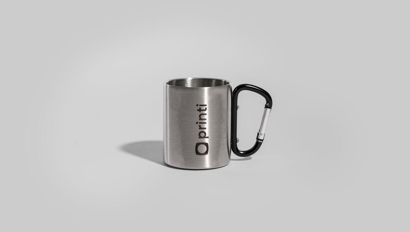 Caneca para transporte personalizada com a logo da Printi.