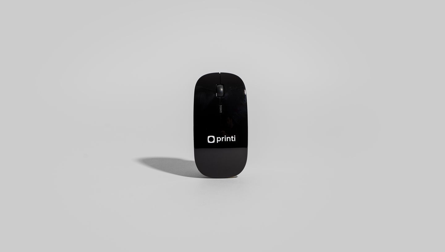 Mouse sem fio personalizado na cor preta com logo da Printi.