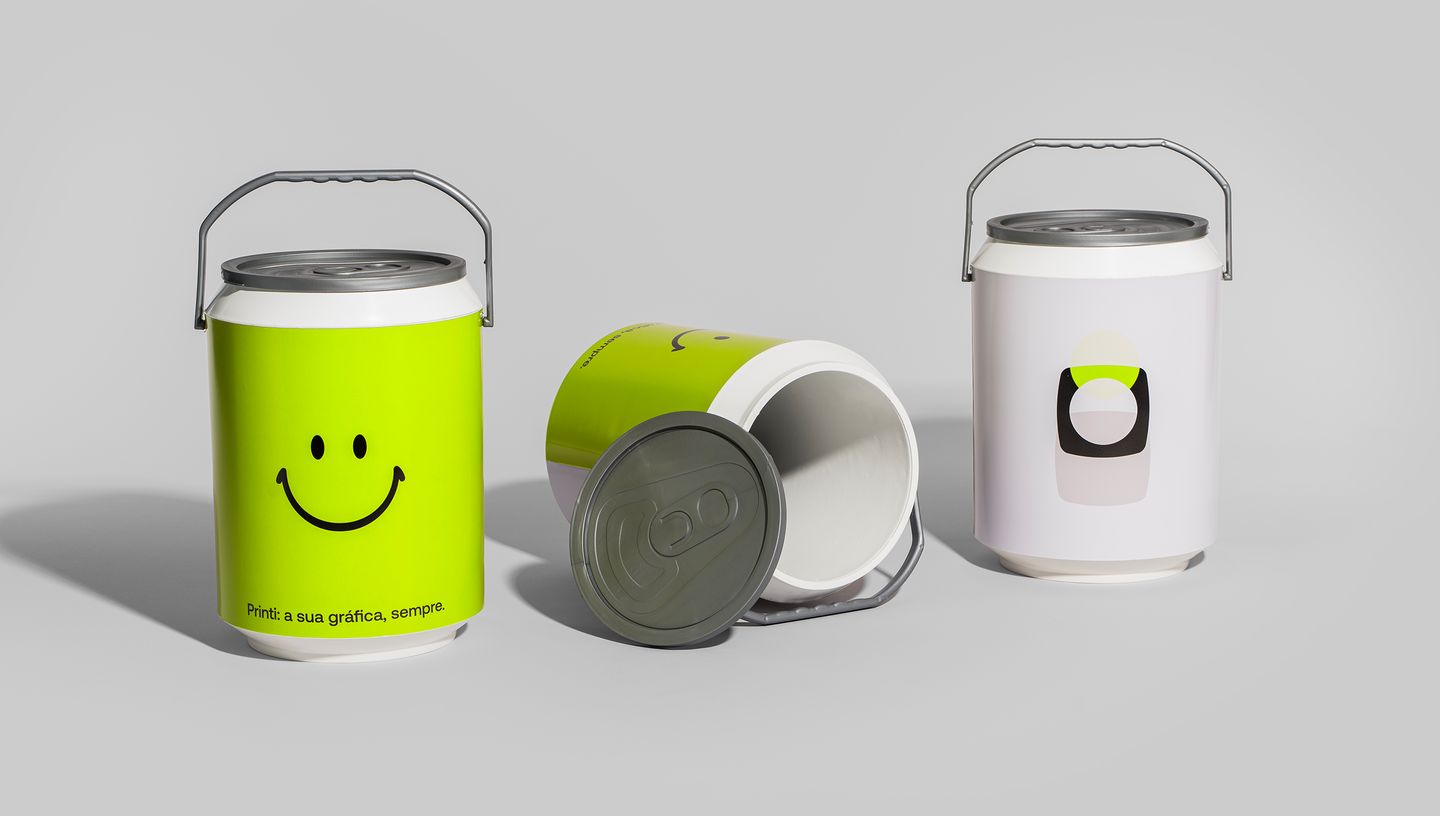 Três unidades de cooler personalizado, nas cores verde e branco.