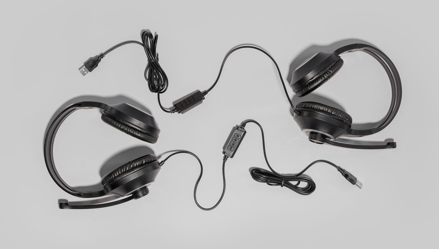Dois fones de ouvido ajustáveis nas cores preto e cinza