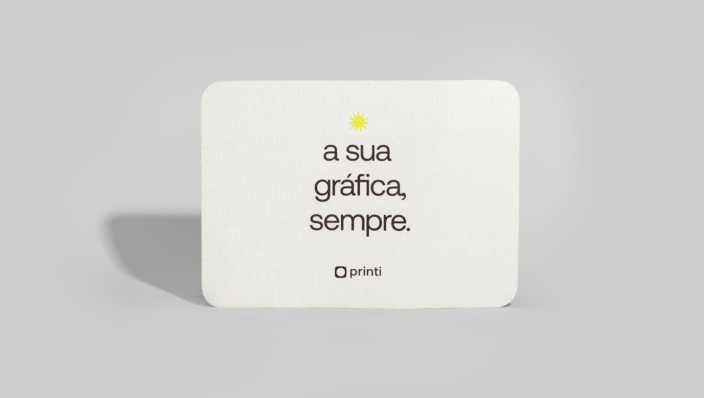 Tapete personalizado branco com a frase “a sua gráfica, sempre” e logo da Printi ao centro