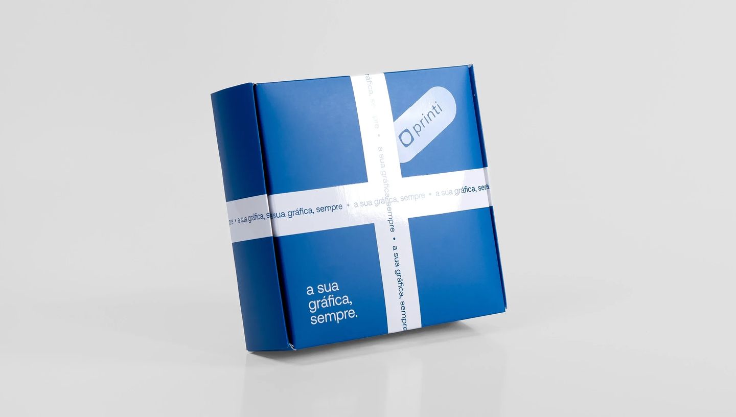 Embalagem basculante personalizada em papel cartão com design moderno, ideal para kits, presentes e envio de produtos.