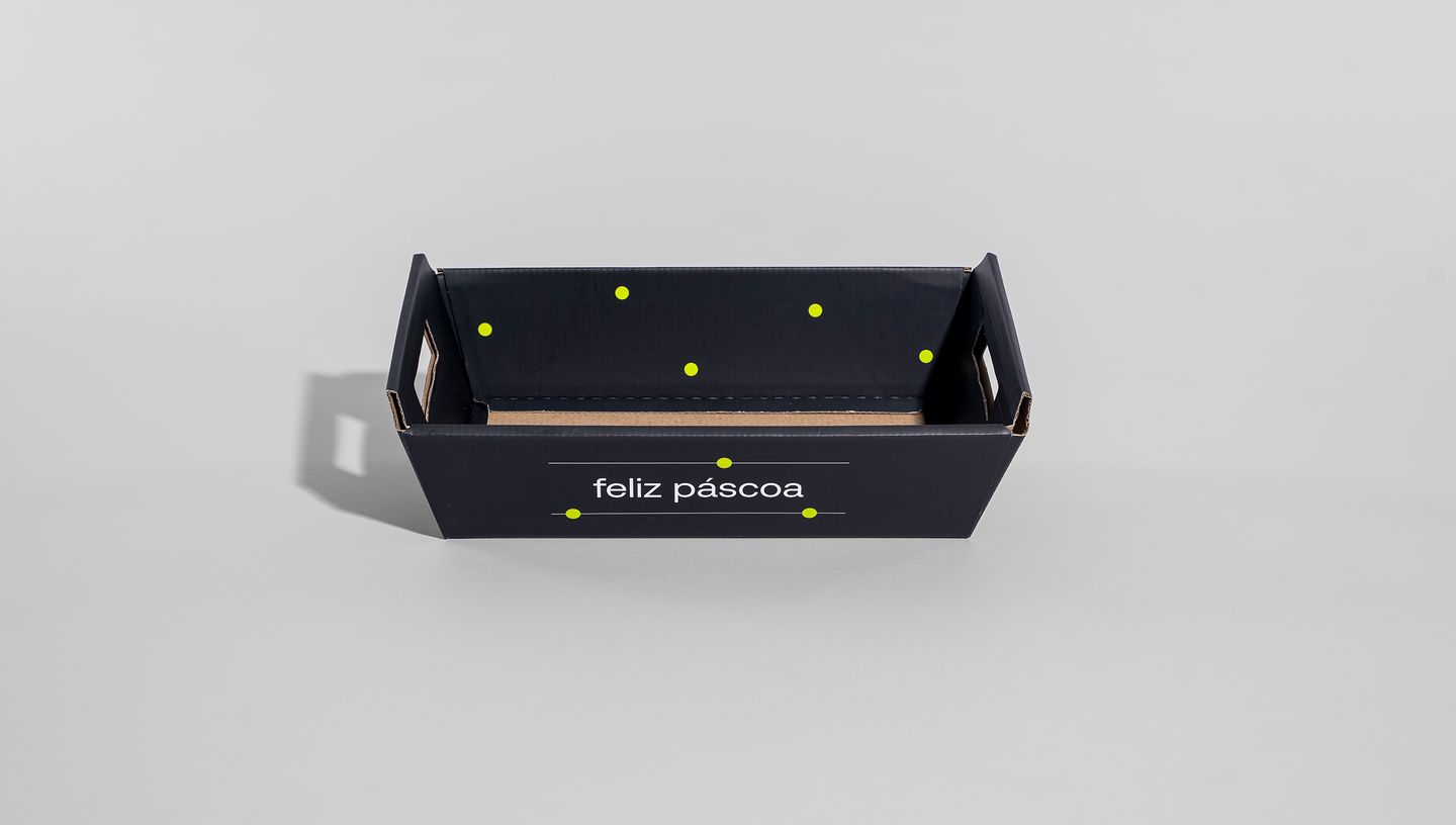 Embalagem cesta na cor preta, já montada e personalizada com a escrita dizendo feliz pascoa