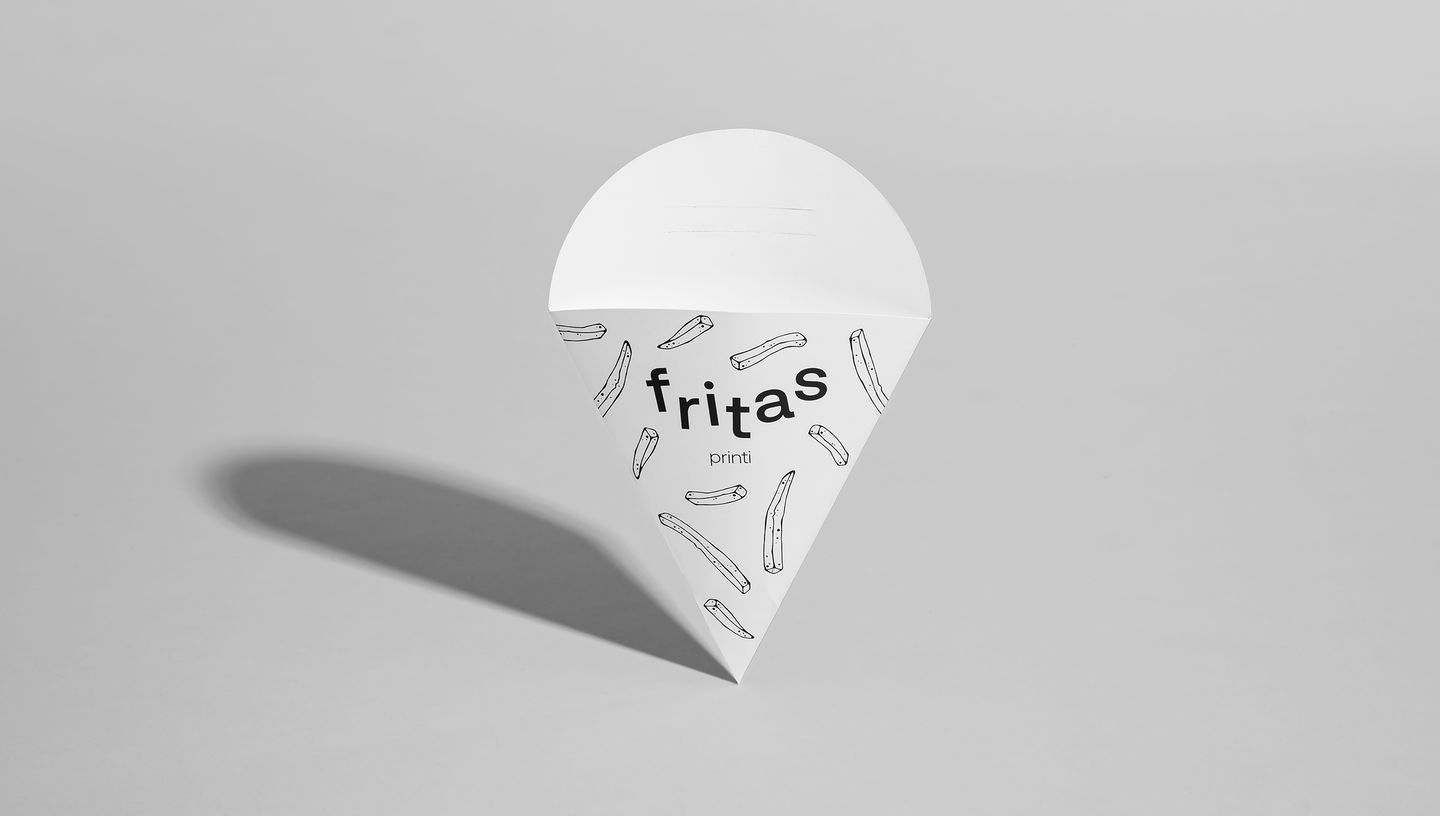 Embalagem cone branca com estampa de batatas fritas e texto “fritas printi” centralizado, fotografada sobre fundo cinza