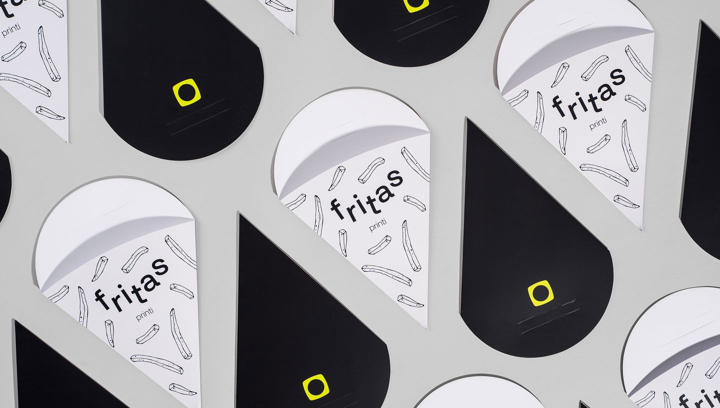 Embalagens cone personalizadas com estampa de batatas fritas e logotipo Printi dispostas em padrão repetitivo, com variações em preto e branco