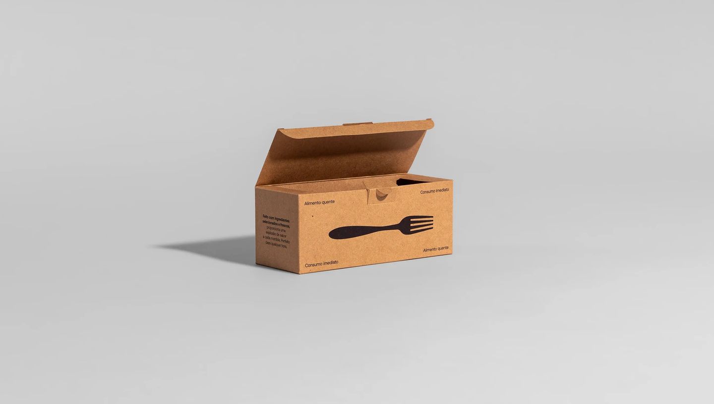 Embalagem para delivery personalizada em papel kraft com ilustração de talher e design funcional.