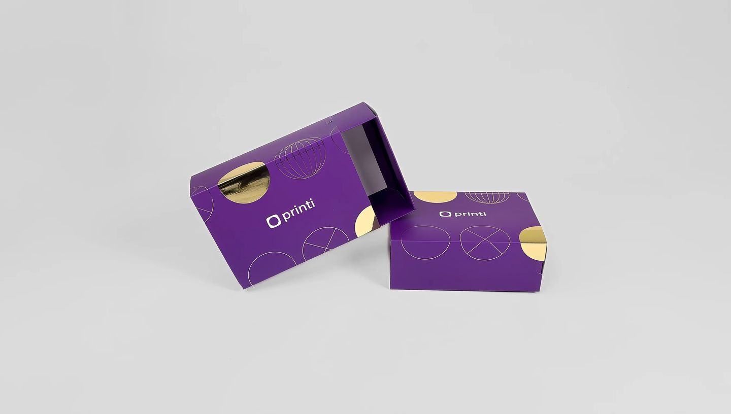 Embalagem gaveta personalizada em papel kraft com logotipo Printi e acabamento premium.