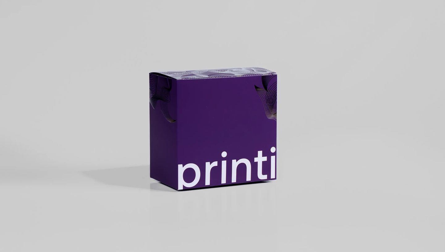 Embalagem padrão personalizada na cor roxa com logo da Printi