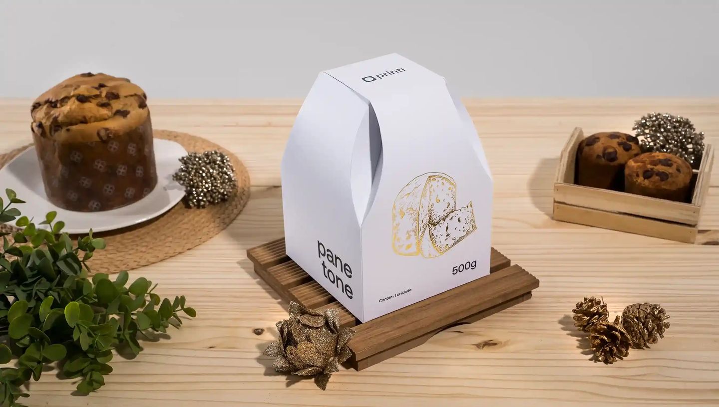 Embalagem para panetone personalizada com alça, formato quadrado, fundo branco