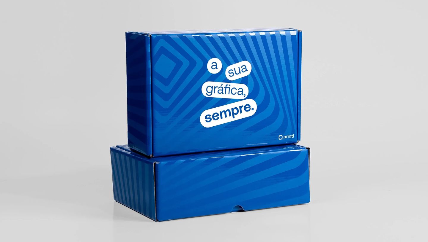 Duas caixas de embalagem para transporte personalizadas na cor azul com design geométrico moderno.