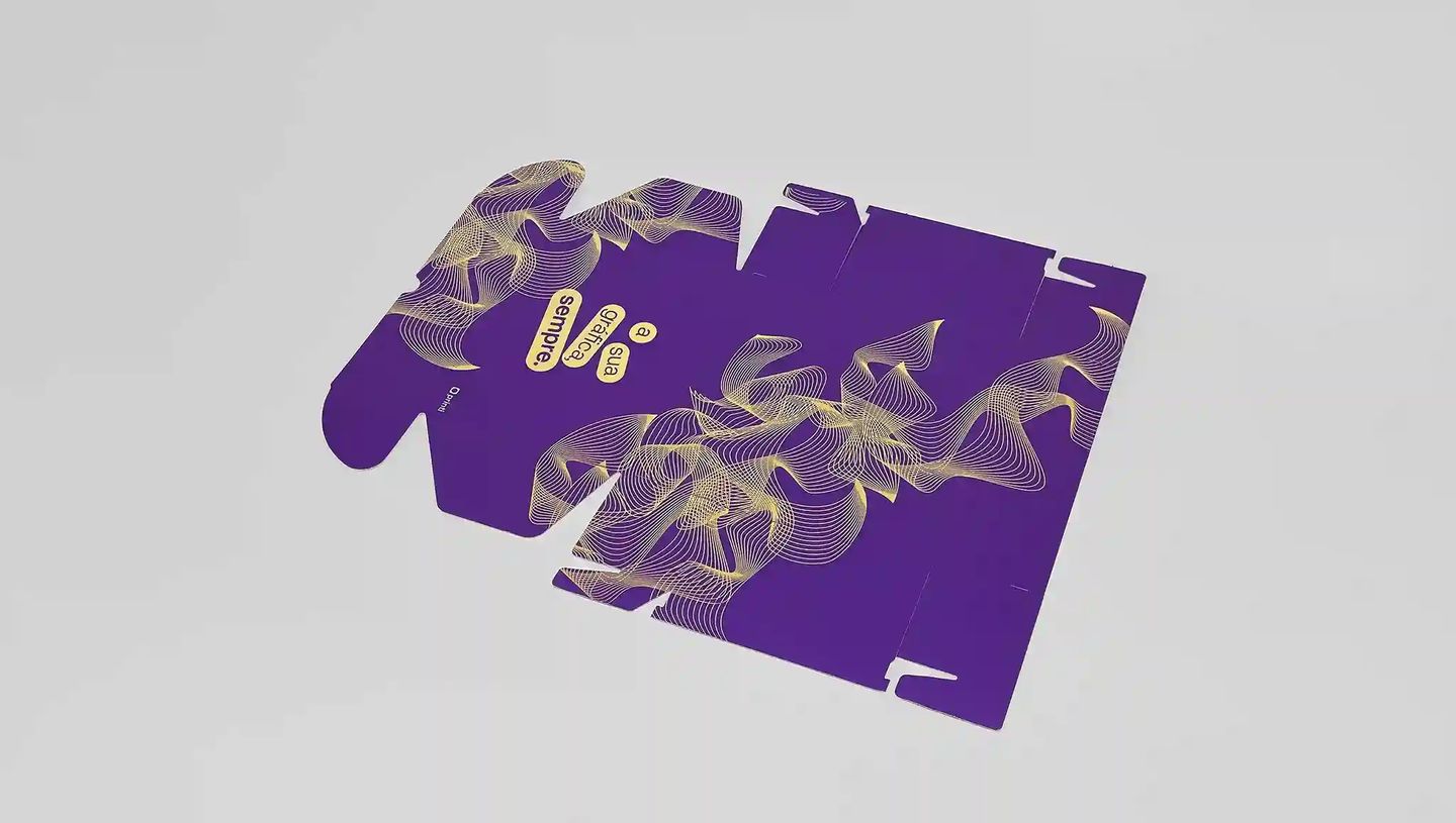 Embalagem personalizada para transporte em formato aberto, com design roxo e detalhes dourados, utilizada para montagem de caixas e envio de produtos.