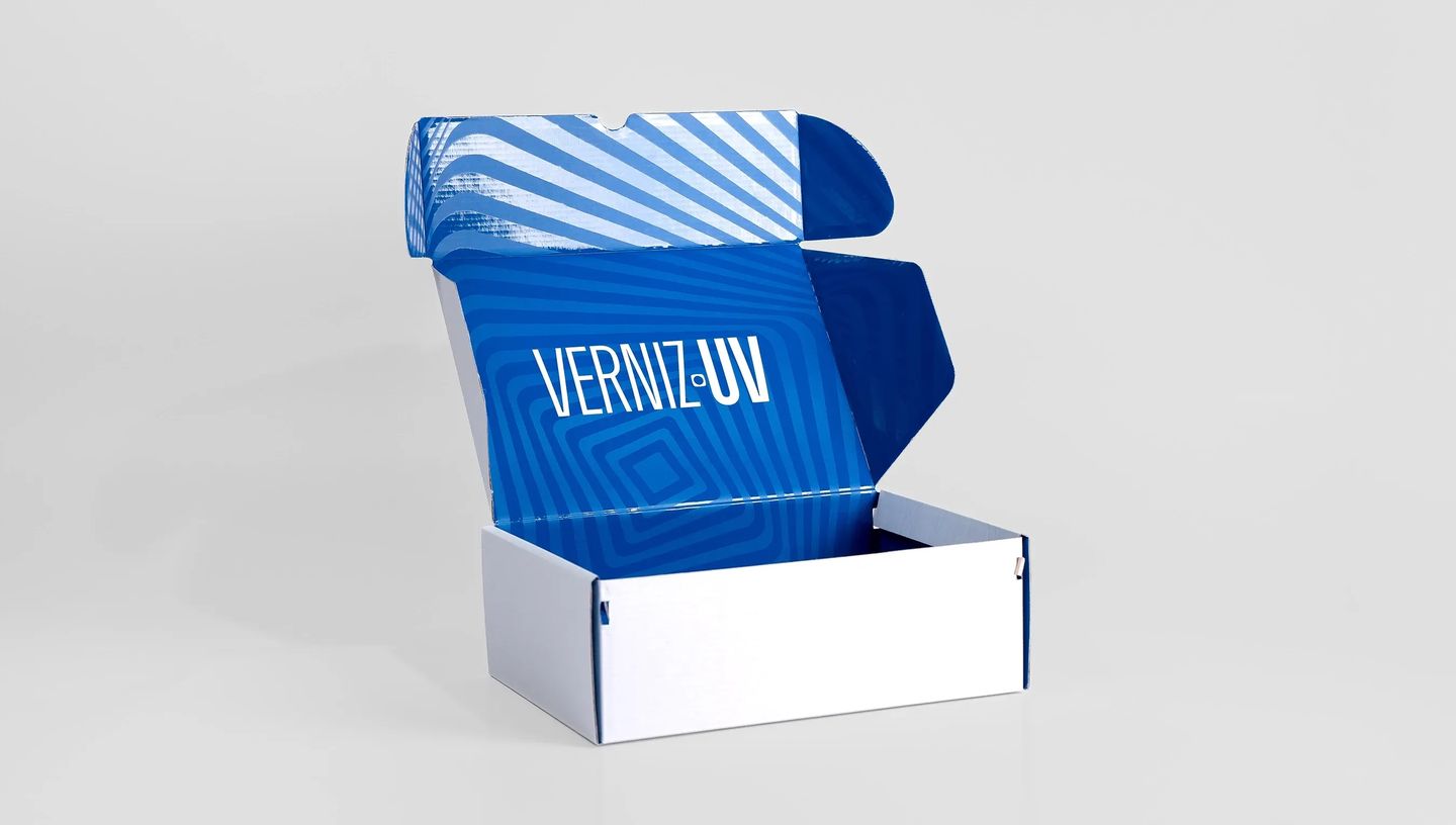 Embalagem para transporte personalizada com impressão interna e acabamento em verniz UV, ideal para fortalecer a marca na experiência de unboxing.
