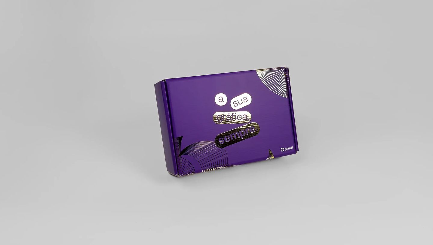 Caixa de embalagem personalizada para transporte de produtos com design roxo e acabamento premium, ideal para e-commerce e envio de pedidos.