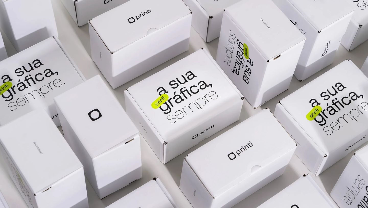 Embalagem para correios em verniz personalizada.