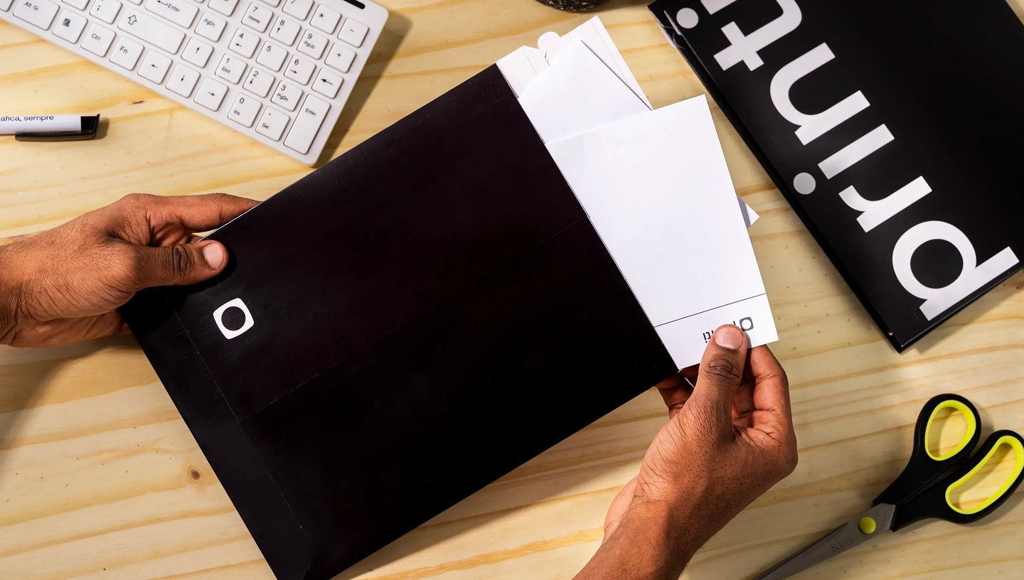 Pessoa utilizando envelope de segurança cartão preto com hot stamping