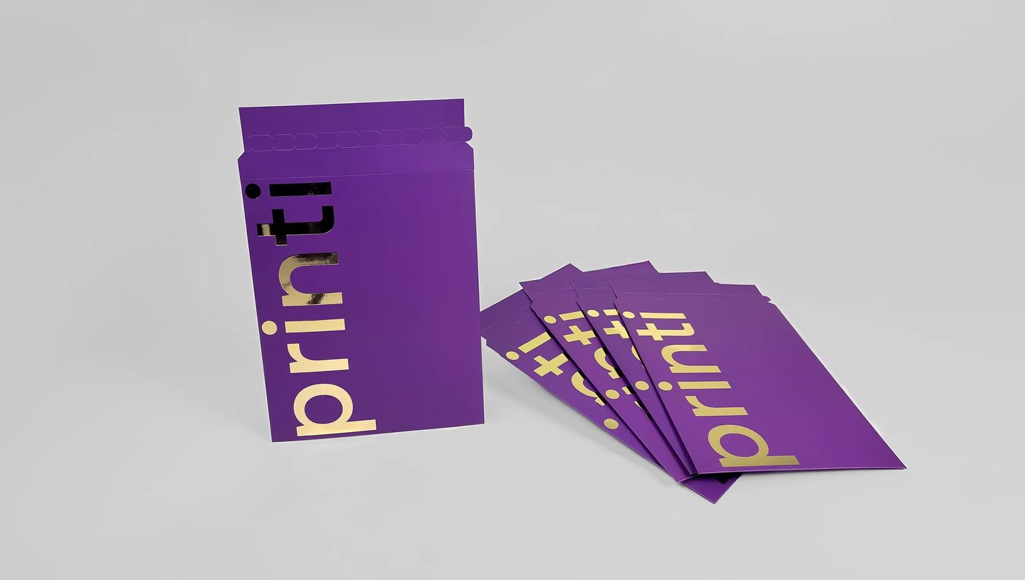 Envelope de segurança para cartão personalizado em papel roxo com detalhes dourados e fechamento adesivo, utilizado para proteger e entregar cartões, brindes ou documentos com apresentação elegante e reforço de marca.