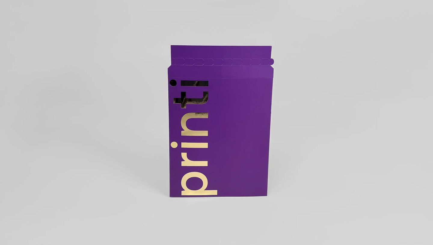 Envelope de segurança para cartão personalizado na cor roxa com detalhe metalizado dourado da Printi e fechamento adesivo, ideal para proteger cartões, documentos ou brindes em envios e ações promocionais.