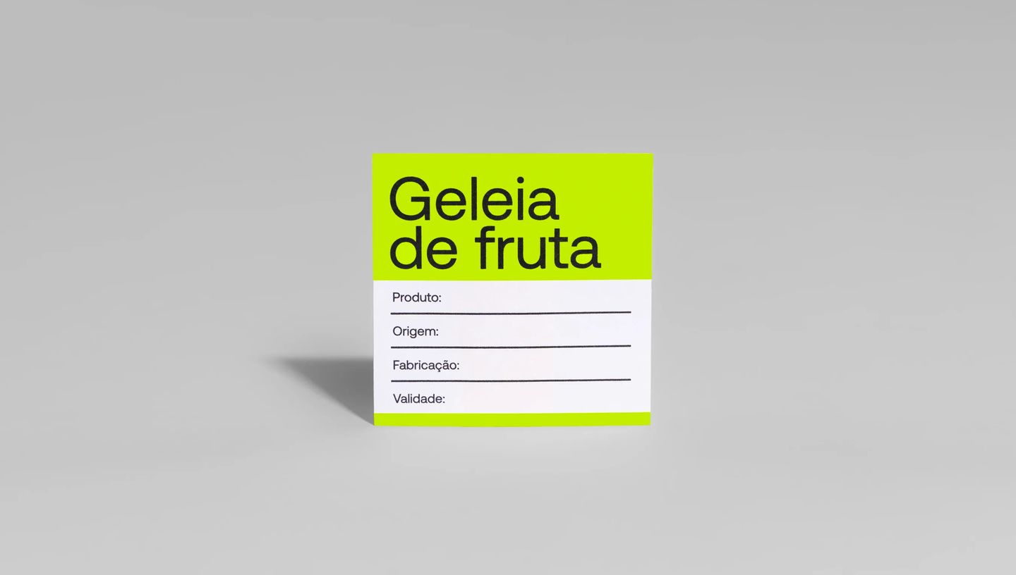 Etiquetas personalizadas em verniz
