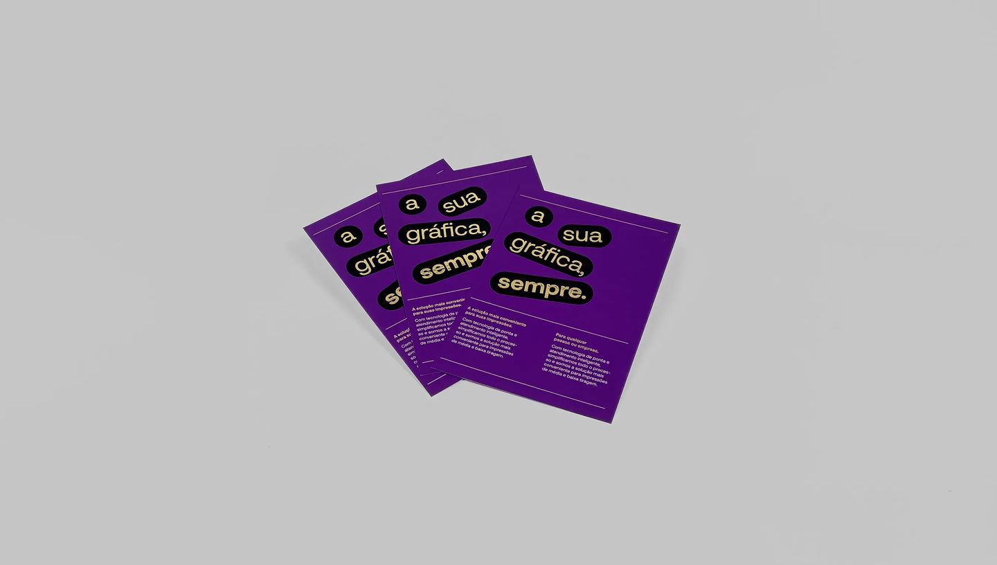 Flyer personalizado impresso em papel de alta qualidade para divulgação e campanhas promocionais.