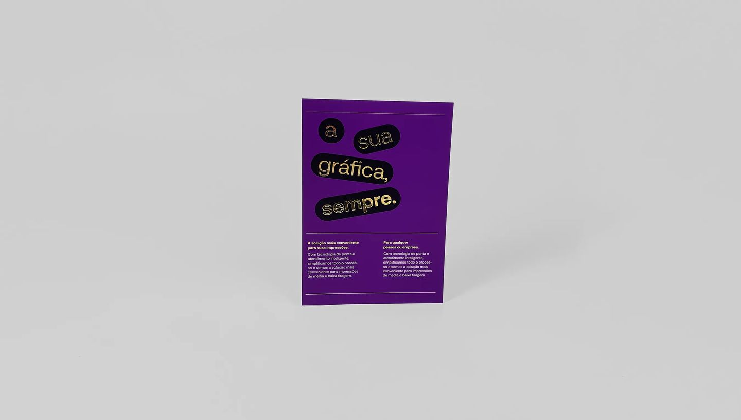 Flyer personalizado com hot stamping na cor roxa com informações e slogan da Printi.