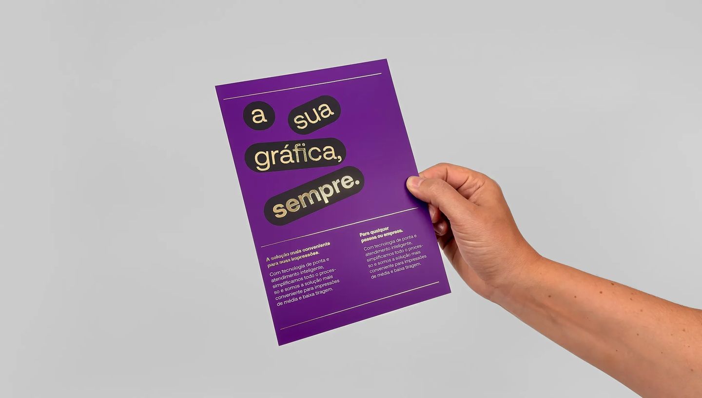 Flyer personalizado roxo com acabamento premium sendo segurado na mão, material gráfico ideal para divulgação de produtos, serviços e campanhas.