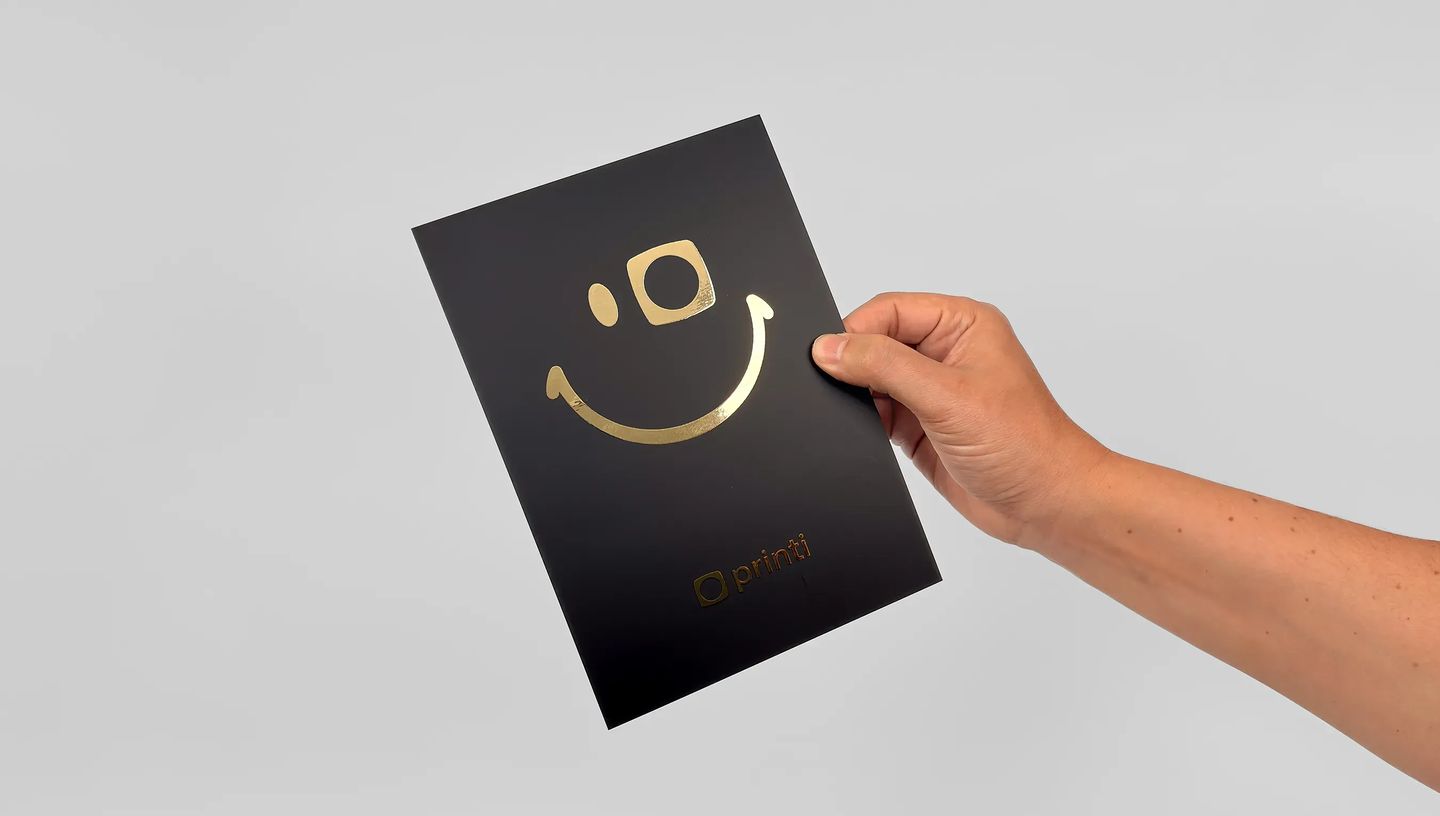 Flyer personalizado com impressão premium e hot stamping dourado, material gráfico utilizado para divulgação de eventos, produtos e campanhas promocionais.