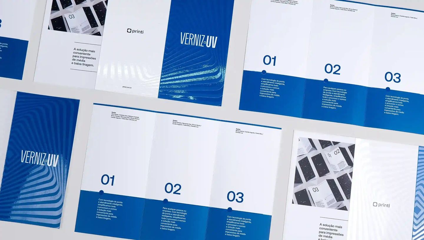 Folders institucionais personalizados da Printi com dobra em três partes, exibindo design moderno em azul e branco com destaque para acabamento em verniz UV, utilizados como material gráfico para apresentação de empresas, produtos e serviços em campanhas 
