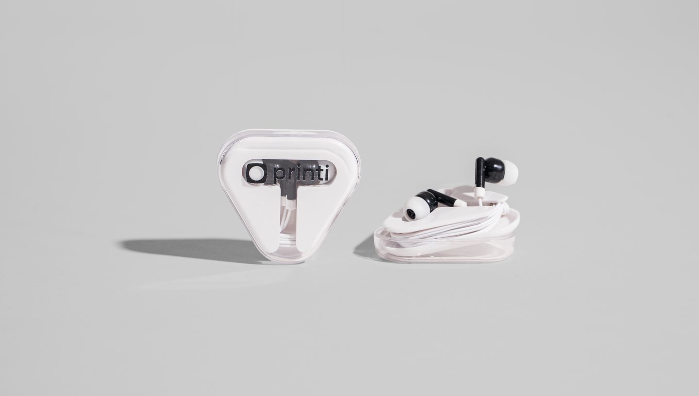 Fone de Ouvido Intra Auricular preto e branco, exibido ao lado de estojo transparente personalizado com logo Printi