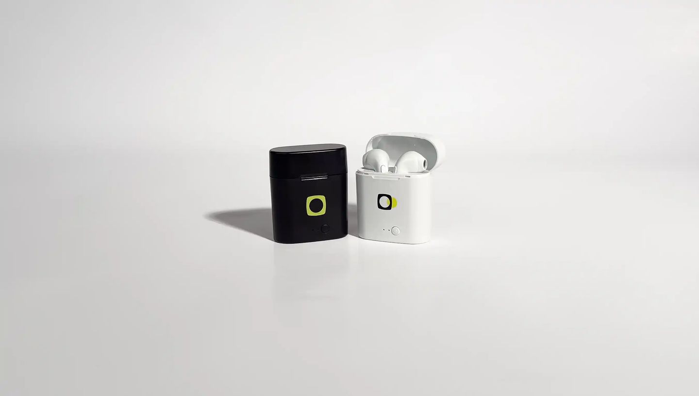 Fones de ouvido Wireless personalizados na cor branca e na cor preta.