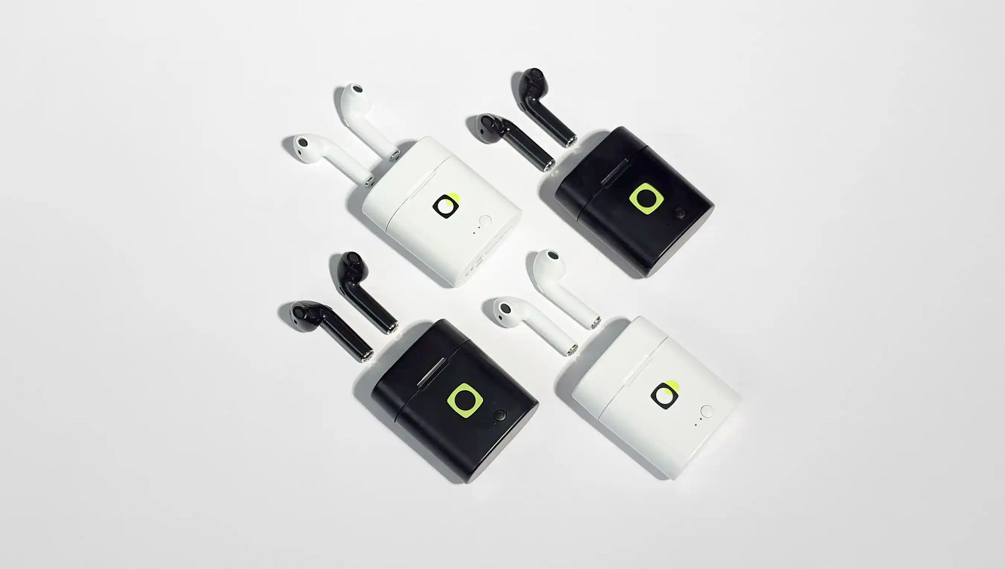 Fones de ouvido Wireless personalizados na cor branca e na cor preta.