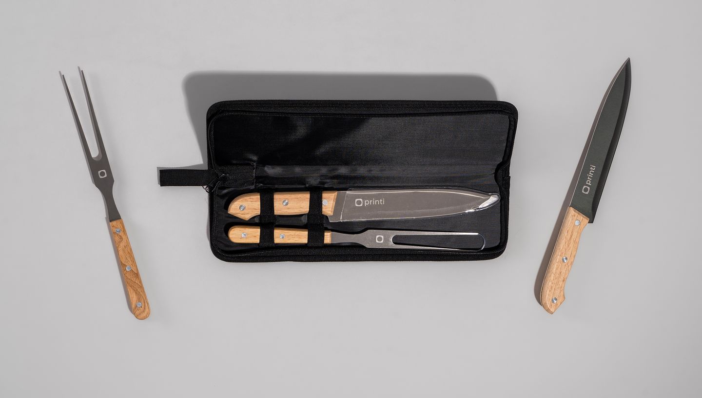 Kit Churrasco Cubat completo com faca, garfo e estojo personalizado da Printi sobre fundo cinza