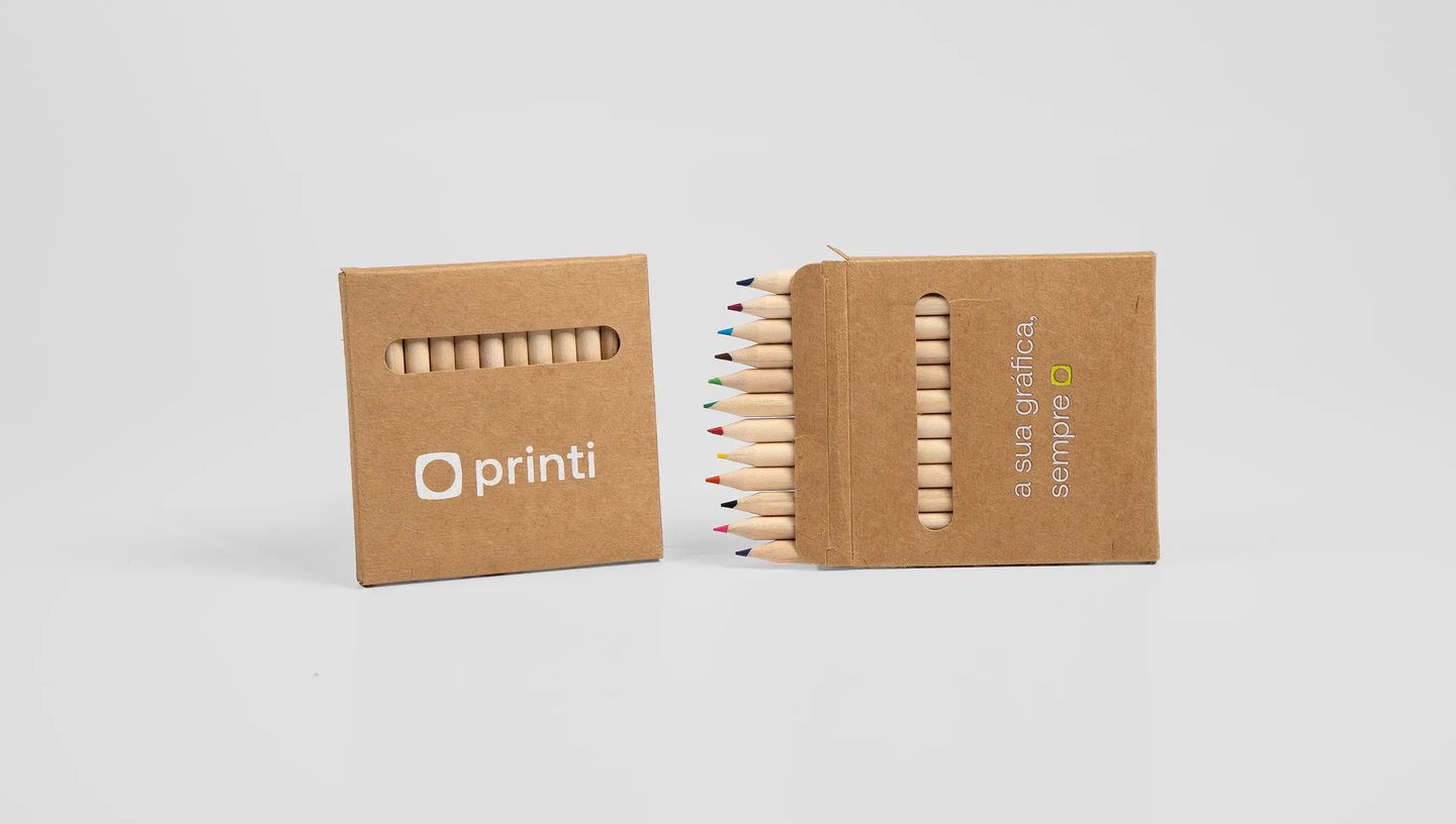 Lápis de Cor personalizado em embalagem de papel kraft com logotipo e slogan da Printi em layout sustentável e funcional.