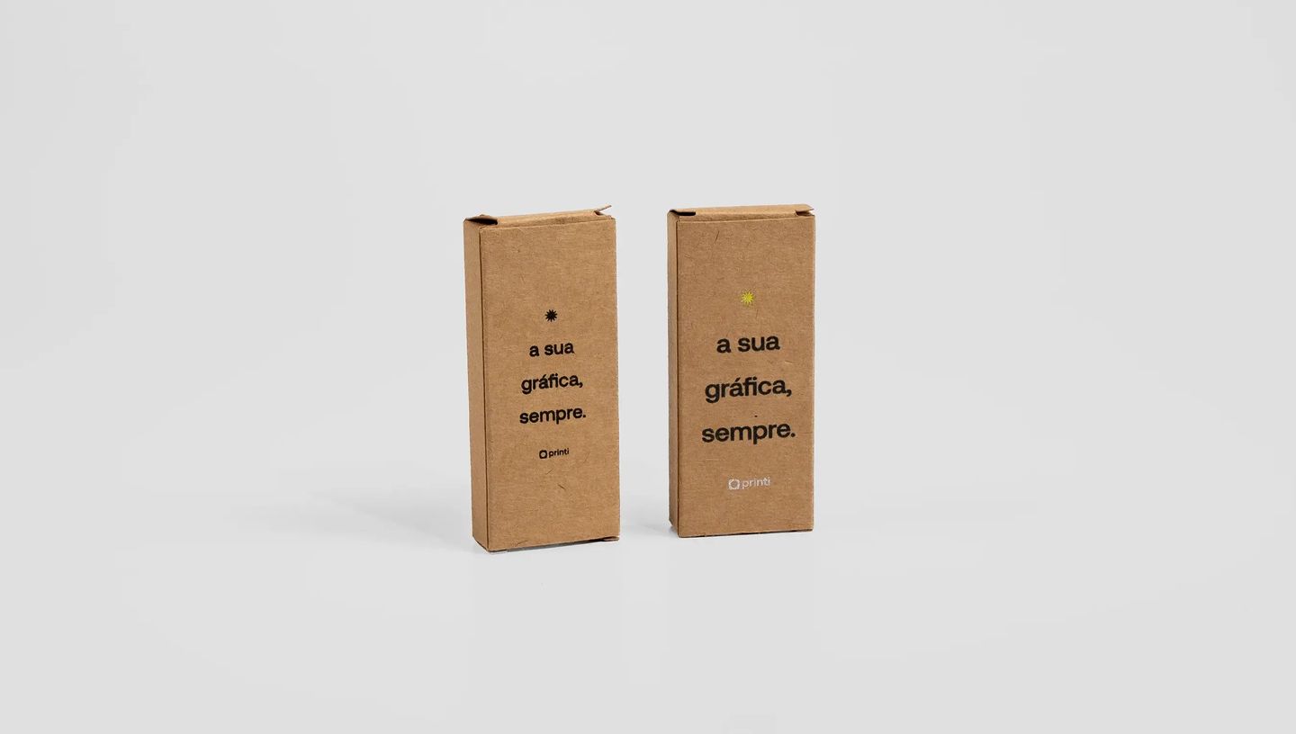Caixa de Lápis de Cor personalizada em papel kraft com logotipo e a frase 'a sua gráfica, sempre.' em layout sustentável e minimalista.